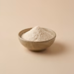 تصویری از یک کاسه سرامیکی حاوی پودر کاراگینان (Carrageenan)
